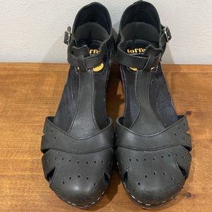 Swedish Hasbeens t-strap cutout Clogs black